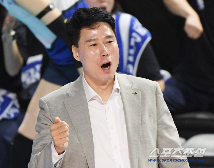 Lee Da-hyun cried and Kang Sung-hyung laughed. The roar of the head coach clenched his fists