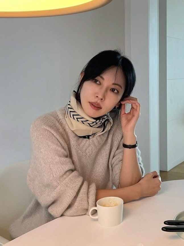 'Lee Sangwoo ♥' Kim Soyeon Kim, who looks like an autumn goddess with a scarf. 