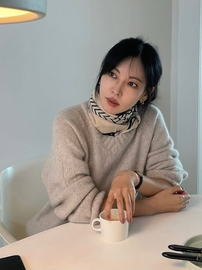 'Lee Sangwoo ♥' Kim Soyeon Kim, who looks like an autumn goddess with a scarf. 