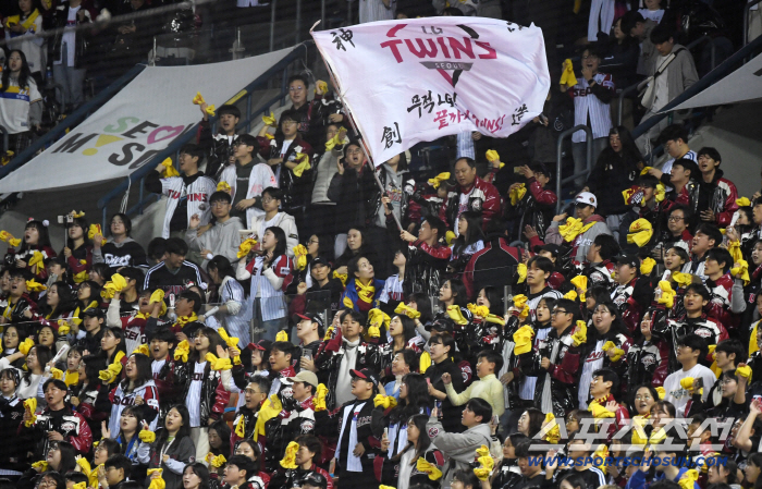 LG opens Jamsil Stadium free of charge in Games 3, 4, and 5 of away games in KS. There's an electronic display cheering. 