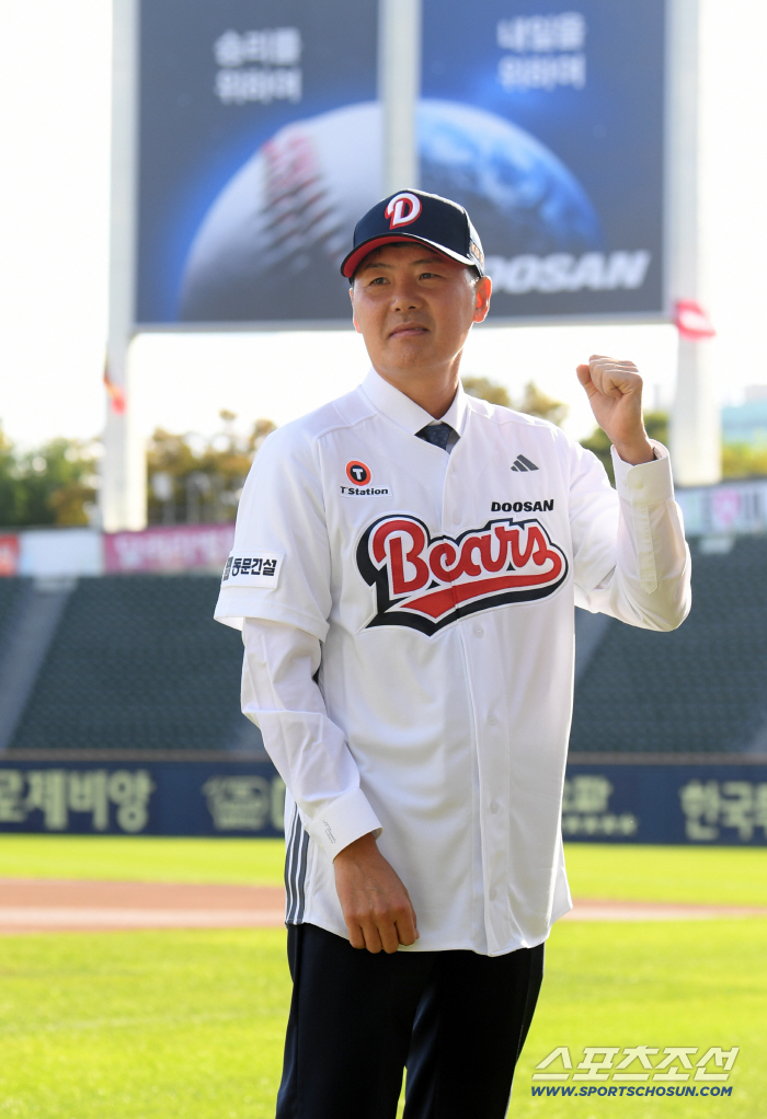  Director Kim Won-hyung takes a commemorative photo wearing Doosan Bears uniform