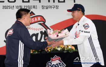  General manager Kim Tae-ryong gives a bouquet to director Kim Won-hyung