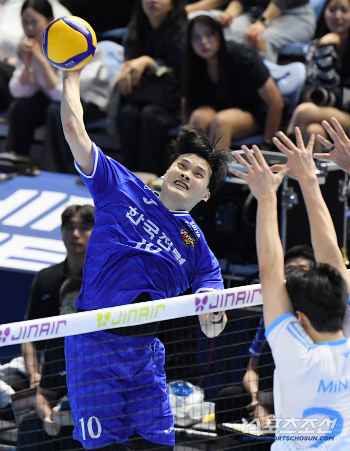  Kim Jeongho attacking the spike