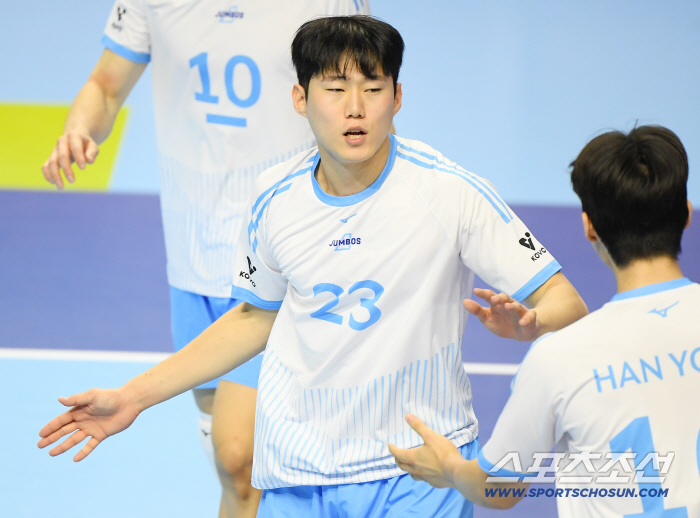  Kim Minjae is happy after scoring