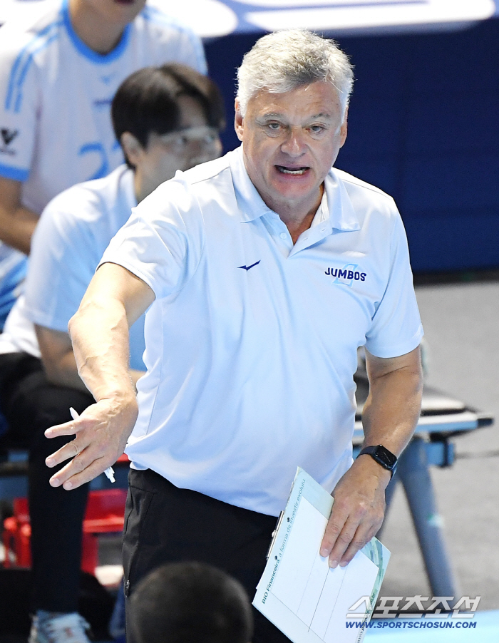  Korean Air coach Henan encourages players