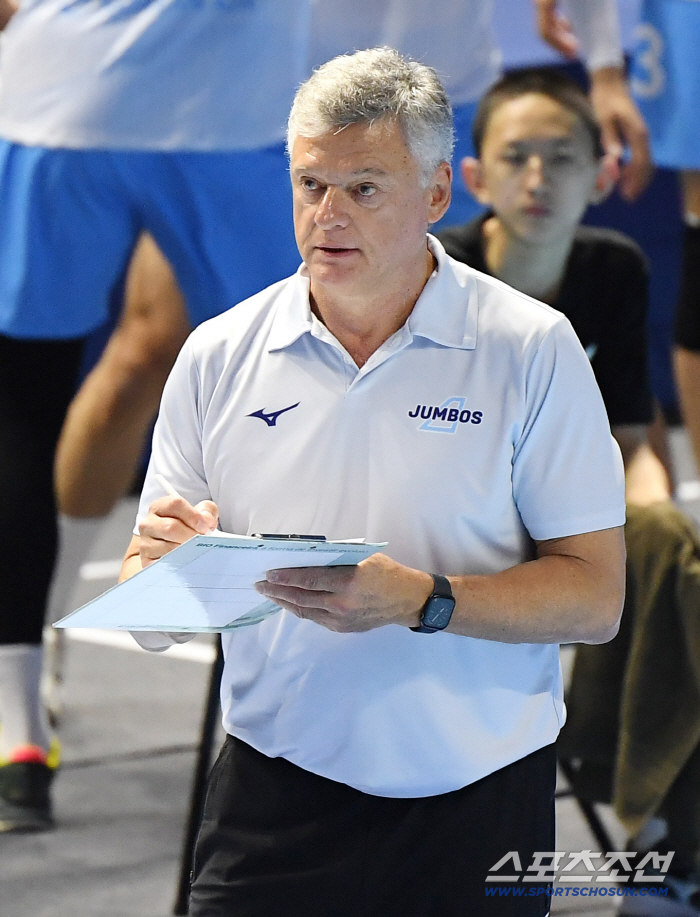  Korean Air coach Henan watching the game