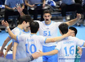  Korean Air is leading in the first set