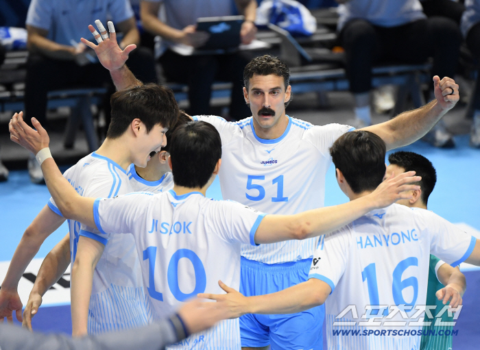  Korean Air is leading in the first set