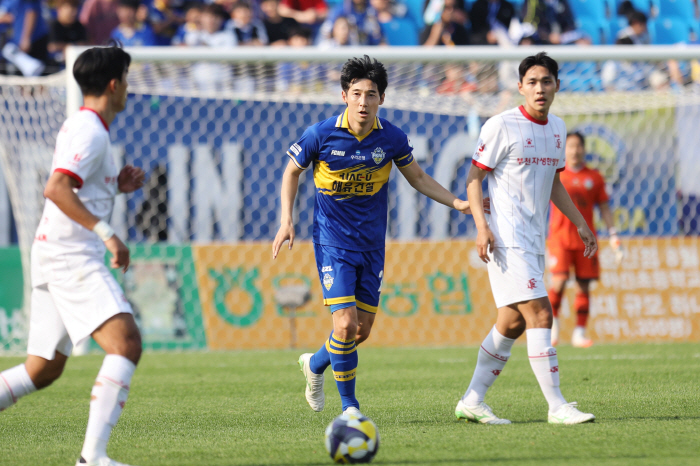 All 26 K-League clubs acquired 2026 K-League 1 licenses. Asan, South Chungcheong Province, is also issued with overdue wages for the team.