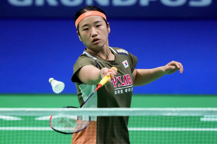 Badminton empress Ahn Se-young is aiming to win for the ninth time in an hour and 18 minutes, and she made it to the semifinals with Kaofangje...a clash with the natural enemy of heaven and earth