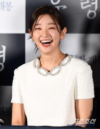 Park So-dam Signs with Ahn Hyo-seop’s Agency The Present Company