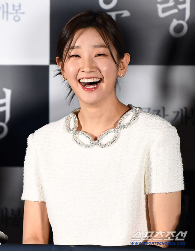 Park So-dam Signs with Ahn Hyo-seop’s Agency The Present Company