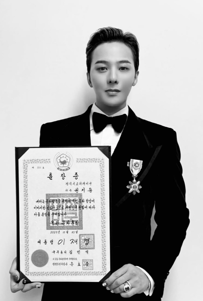 G-Dragon has been awarded the youngest Okgwan Order of Cultural Merit, and (An Dong-kwon) 35th generation of the Privy Council!