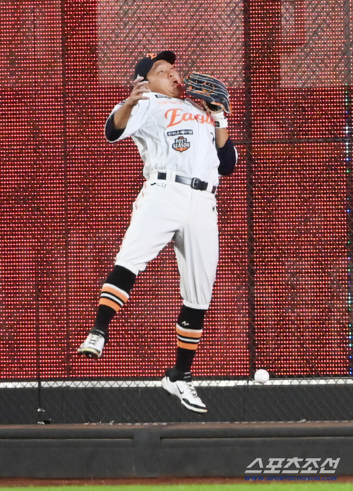 Happy defense that catches Ponce's ankle again?Dropping, missing, not out on the foil → I even forgot to throw to first base