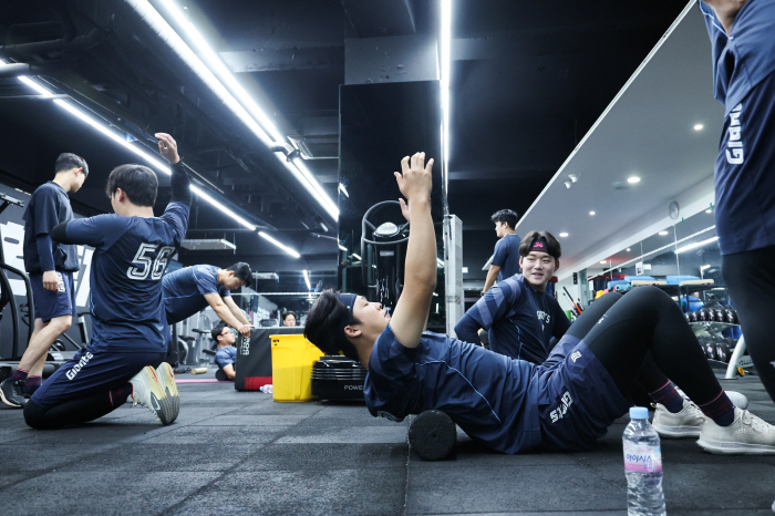 Kim Jin-wook is from Taiwan, Jeon Min-jae and Han Tae-yang are from Chiba Lotte! A total of 44 Miyazaki players including head coach Kim Tae-hyung...Lotte has set up a super-large wrap-up camp