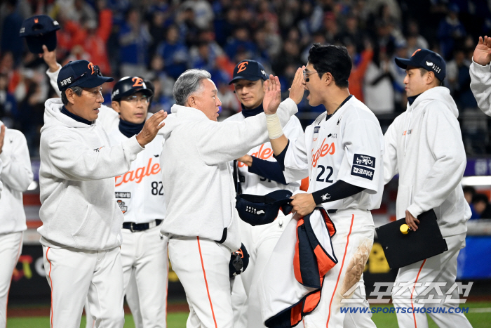 Kim Kyung-moon's KS winning pitcher is starter Moon Dong-ju. If it's Moon Dong-ju's bullpen, there's no hope. I'll trust Kim Seo-hyun and hire him.