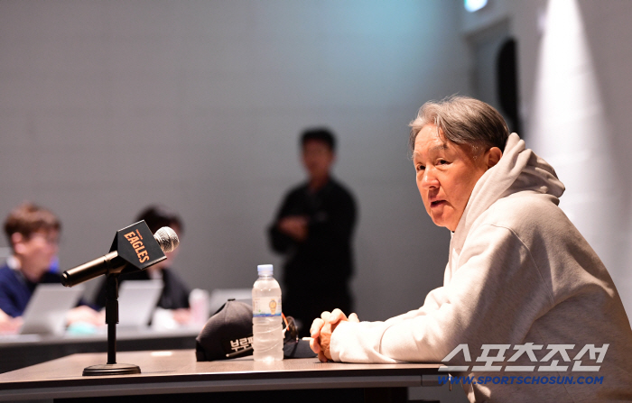 Kim Kyung-moon's KS winning pitcher is starter Moon Dong-ju. If it's Moon Dong-ju's bullpen, there's no hope. I'll trust Kim Seo-hyun and hire him.