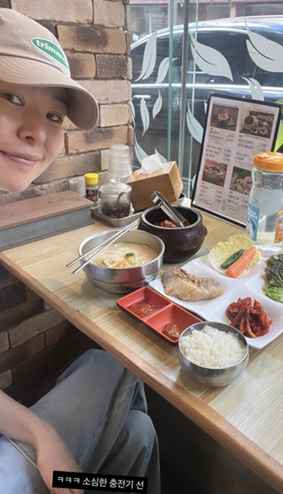 Kim Taehyun ♥ Mija, I was kicked out of the restaurant while trying to eat alone. I can't eat alone because I'm one person
