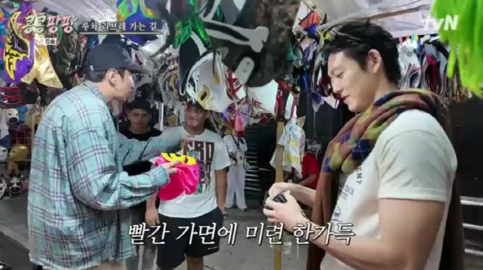 Lee Kwang-soo buys a monkey mask wrapped in tight funds. I'm also 40 years old (Kong Kong Pang Pang)