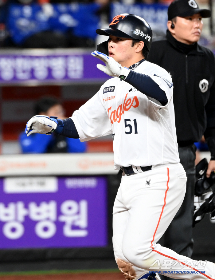 LG, come out! Let's go to KS!Moon Hyunbin did it. A wedge-shaped two-run shot explodes.