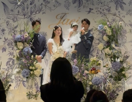 Park Soo-hong, who is rumored to be forced to leave, attended his daughter's first birthday party as a producer of Dongchimi