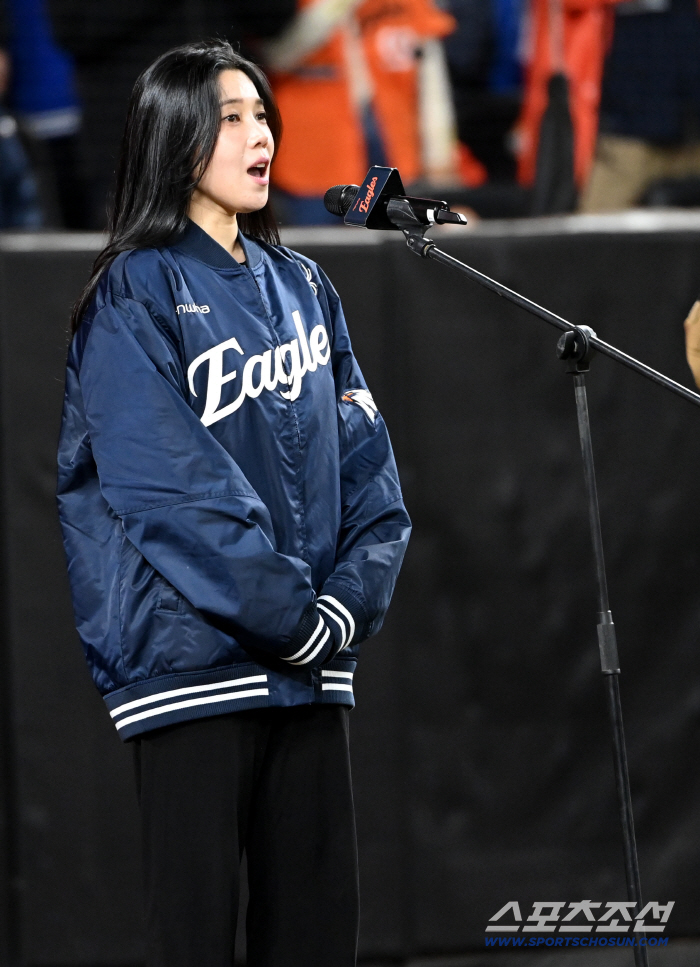  Bae Da-hae sings the Korean national anthem for Game 5 of the playoffs