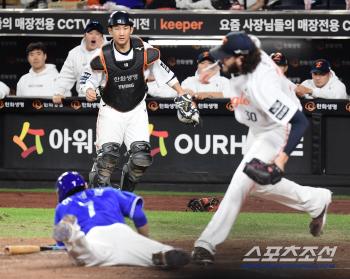  Choi Jae-hoon allowed a run when he made a unfortunate foil error
