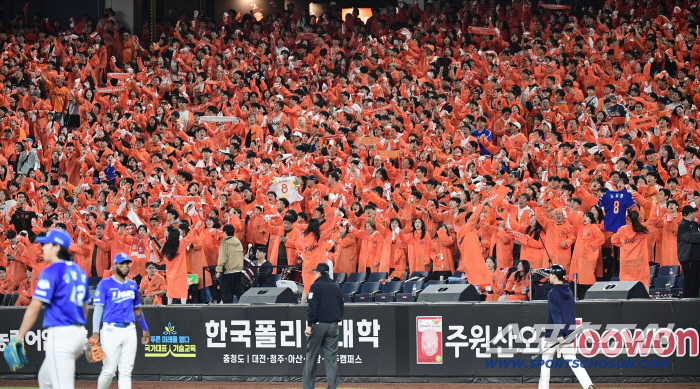  Hanwha baseball fans cheer enthusiastically