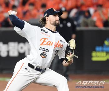  Hanwha Weiss appears in relief in the 6th inning