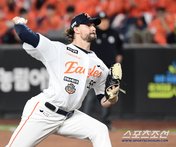  Hanwha Weiss appears in relief in the 6th inning