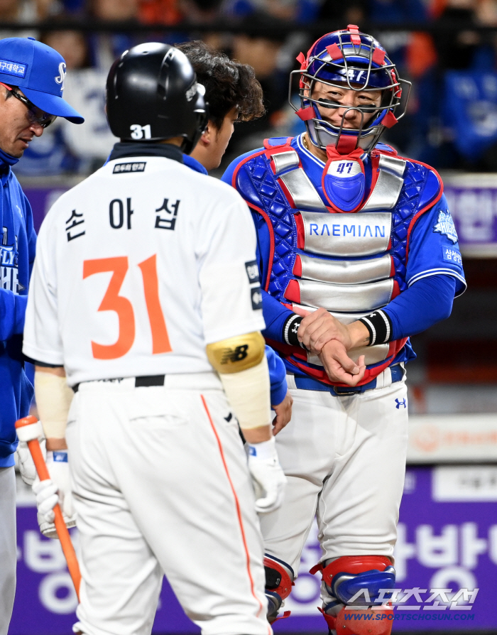  Kang Min-ho's pain after being hit by Son Ah-seop's ball