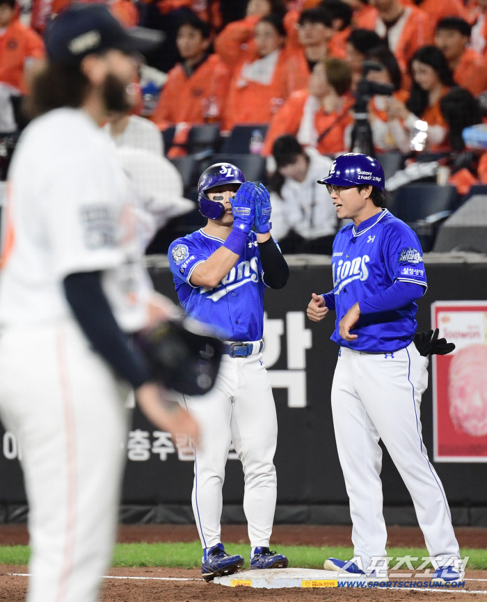  Kim Sung-yoon hits the leadoff batter to set the table