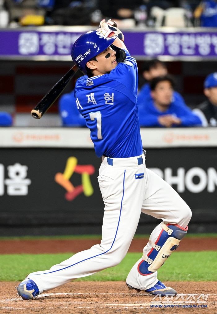  Lee Jaehyun breaks his silence and hits a double