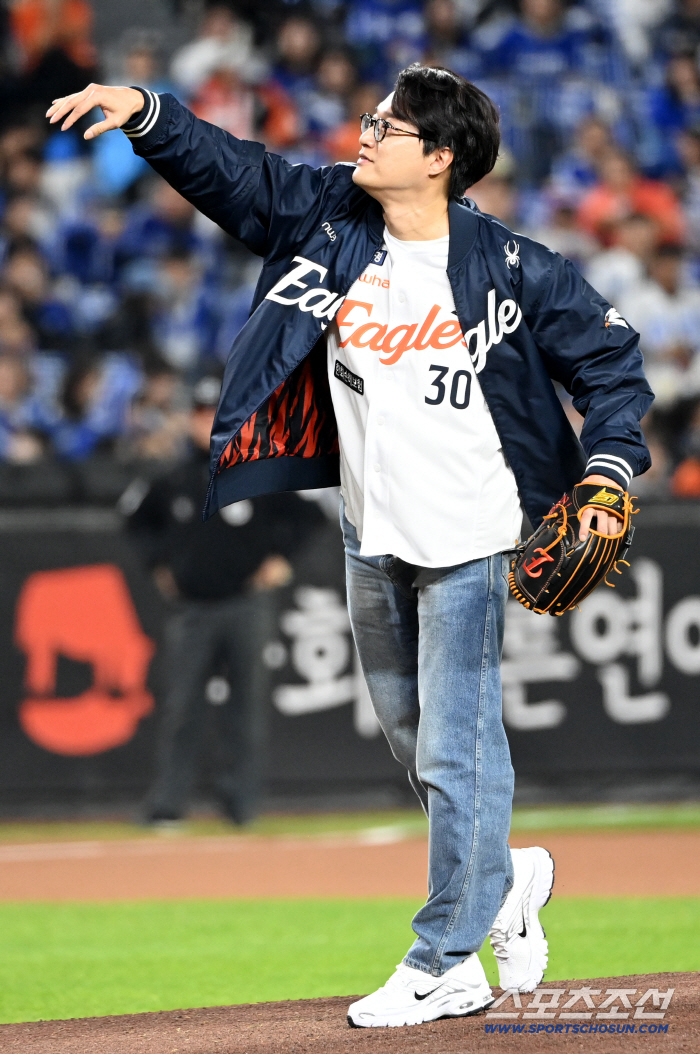  Lee Jang-won, strong first pitch in Game 5 of the playoffs