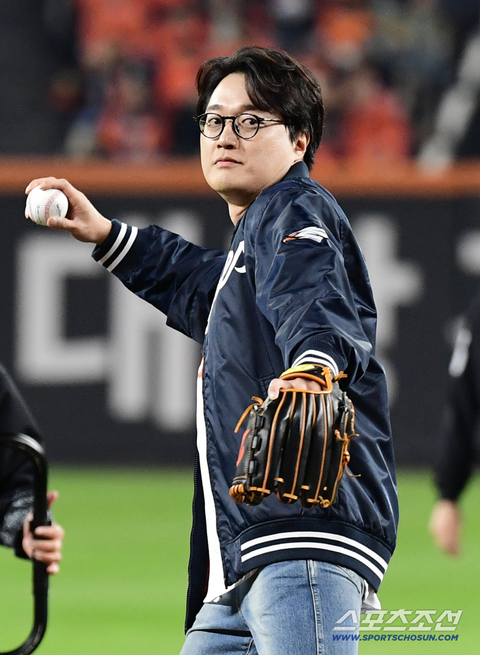  Lee Jang-won, who throws the first pitch, for Hanwha's victory