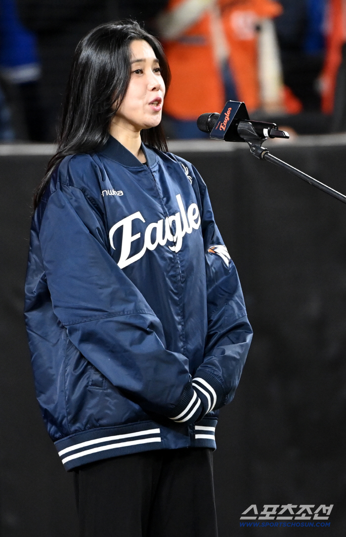  Lee Jang-won's wife Bae Da-hae, husband sings the national anthem for the first pitch