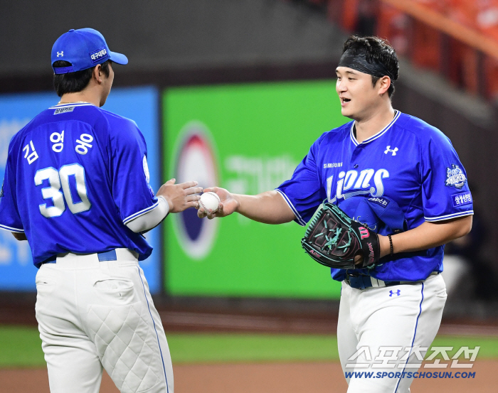  Please follow Choi Won-tae and Kim Young-woong coming down the mound