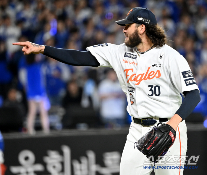  Ponce, first base runner, hold him as a checker and respect Choi Jae-hoon!