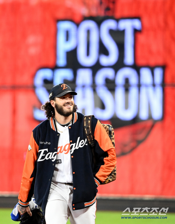 Ponce smiles at orange fans