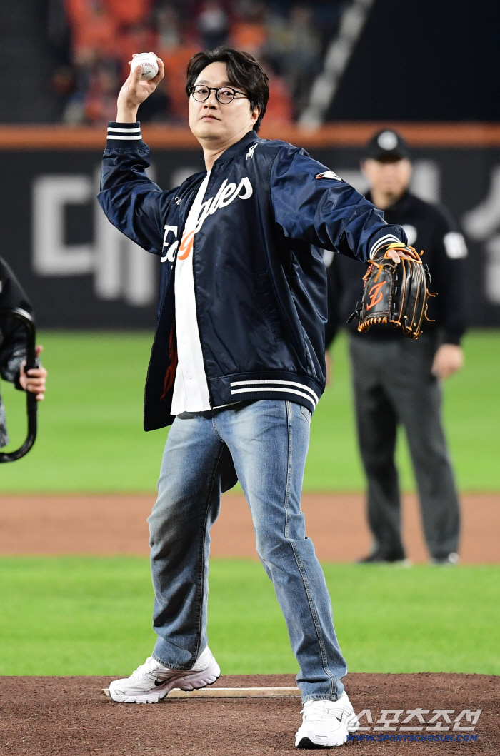  Singer Lee Jang-won's powerful first pitch in Game 5 of the playoffs