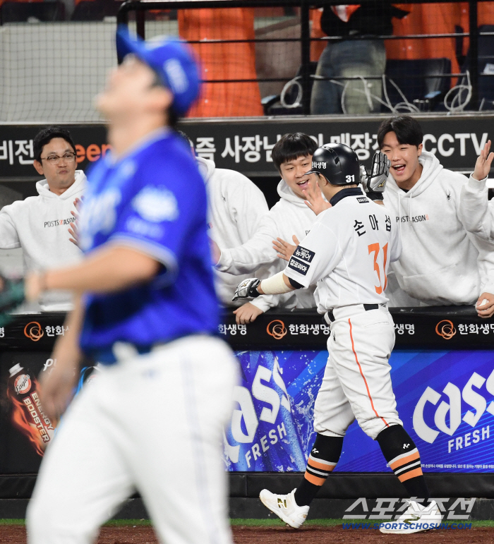  Son Ah-seop Choi Won-tae's leadoff hitter hit and scored first