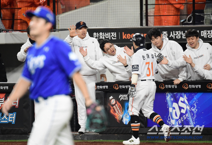 Son Ah-seop hit and scored