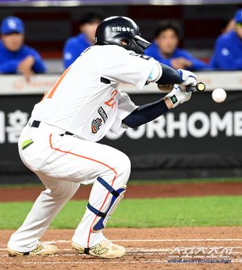  Third batter, Moon Hyunbin's sacrifice bunt