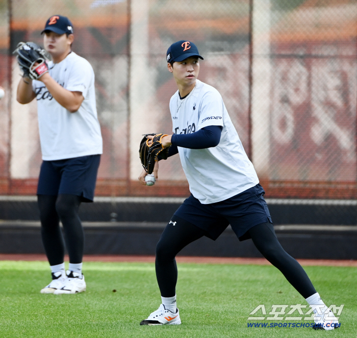  Um Sang-baek Kim Seo-hyun prepares for the game with a catch ball