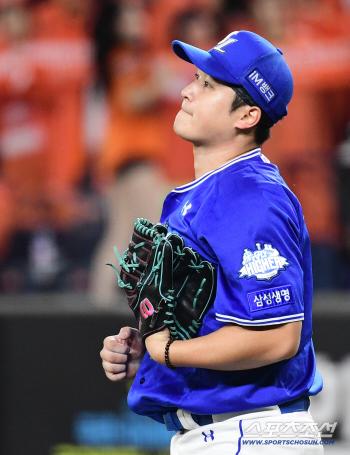 Three times was too much...Today, it's Choi Won-tae, not Pon-tae, and there's a hole in the mesh infield. 