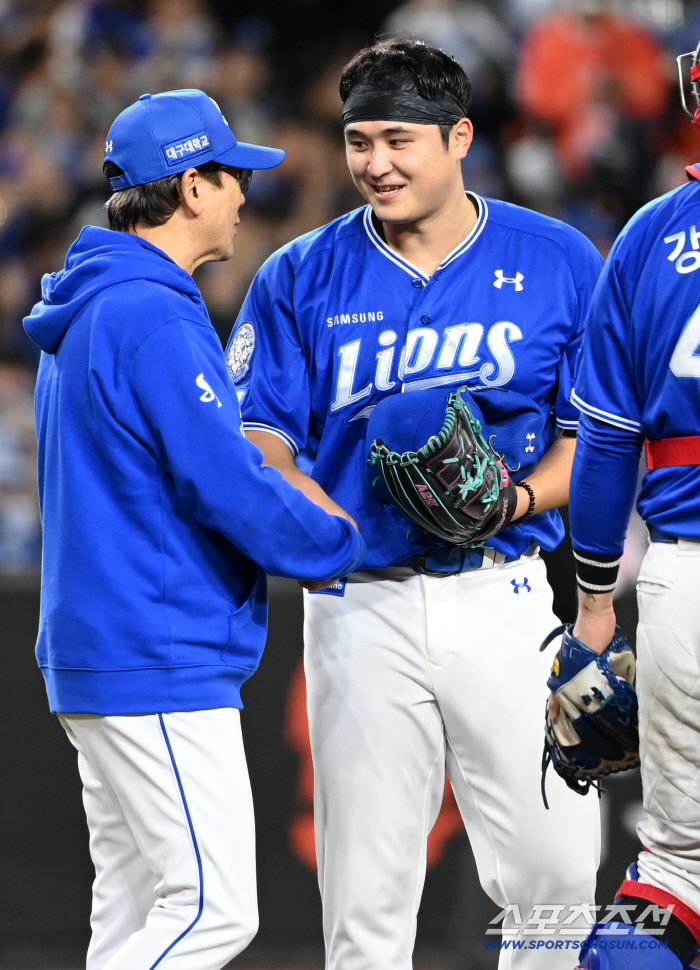 Three times was too much...Today, it's Choi Won-tae, not Pon-tae, and there's a hole in the mesh infield.