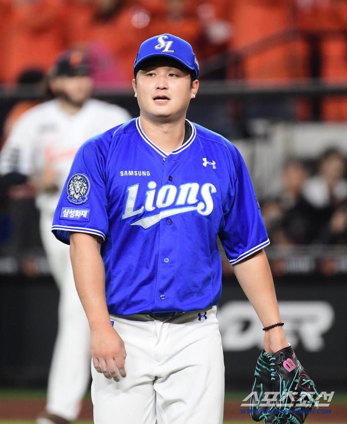 Three times was too much...Today, it's Choi Won-tae, not Pon-tae, and there's a hole in the mesh infield.