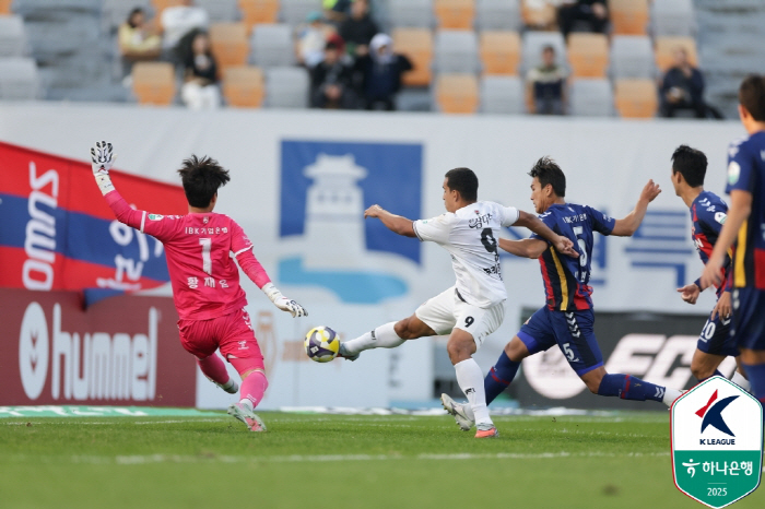 10 games without a win! Yuri Jonathan Multi-Goal Jeju Chases Suwon FC with 21 Victory Points for the 3rd time