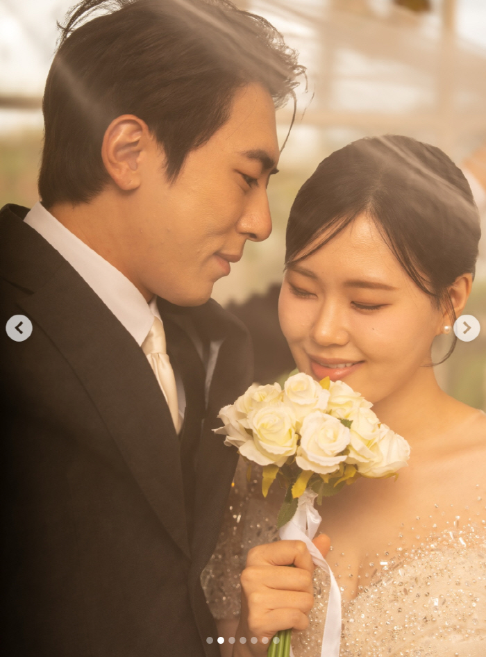 He's a married man...Kim Won-hoon ♥ Um Ji-yoon, back hug → hip touch 'breaking wedding pictorial'