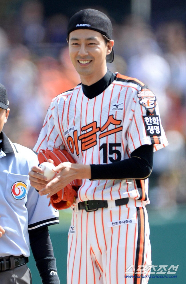 Zo In-sung, Park Bo-young, and Stars Celebrate Hanwha’s First Korean Series in 19 Years